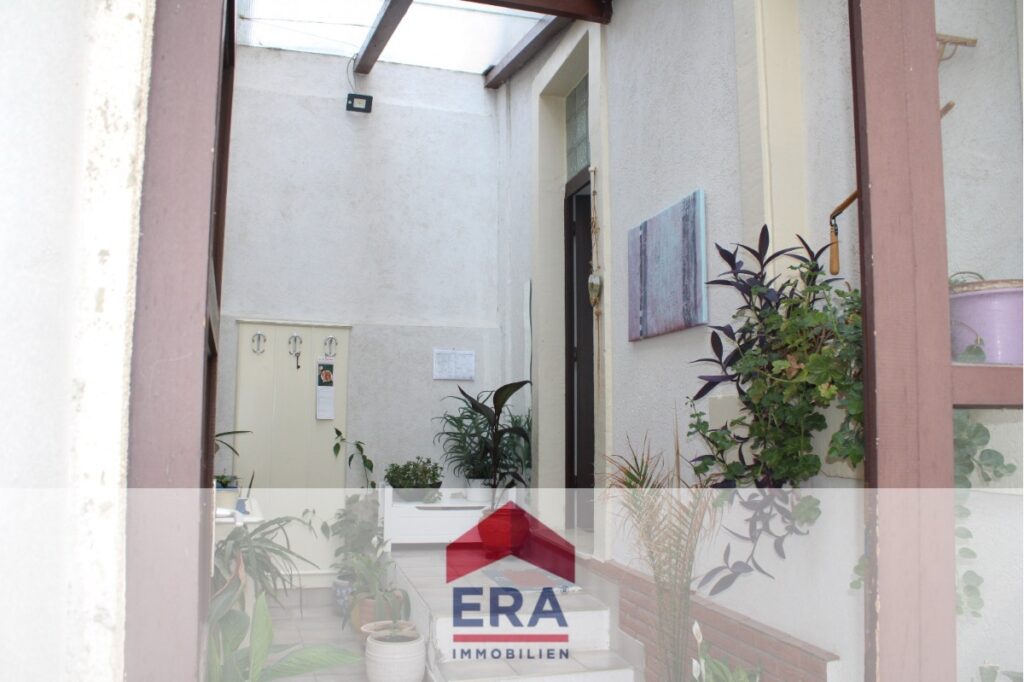 Eingangsbereich zu den Wohnungen im Neben-und Hauptgebäude