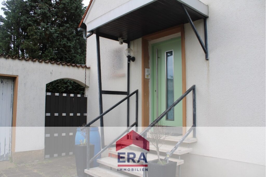 Hauseingang mit Zugang zur Terrasse
