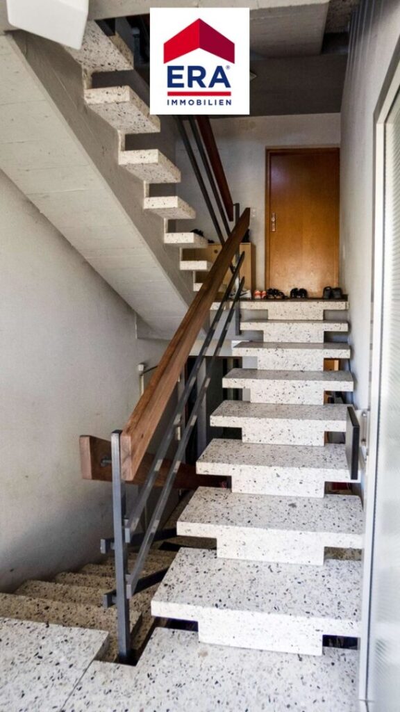 Hausflur Eingangsbereich mit Treppenhaus