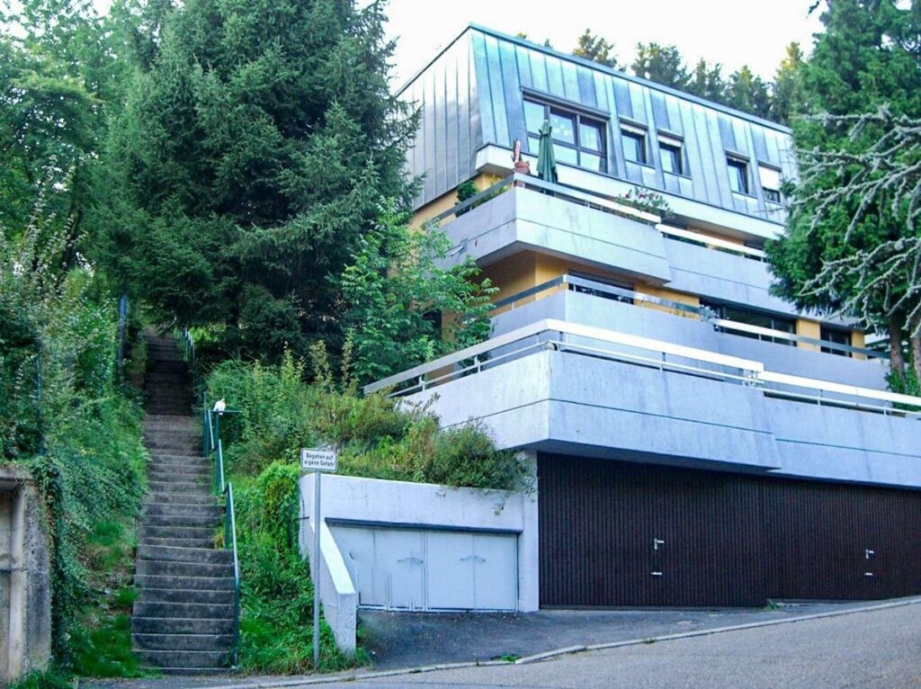 Hausansicht von der Straße aus