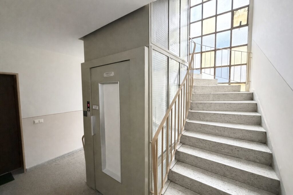Aufzug-Treppenhaus