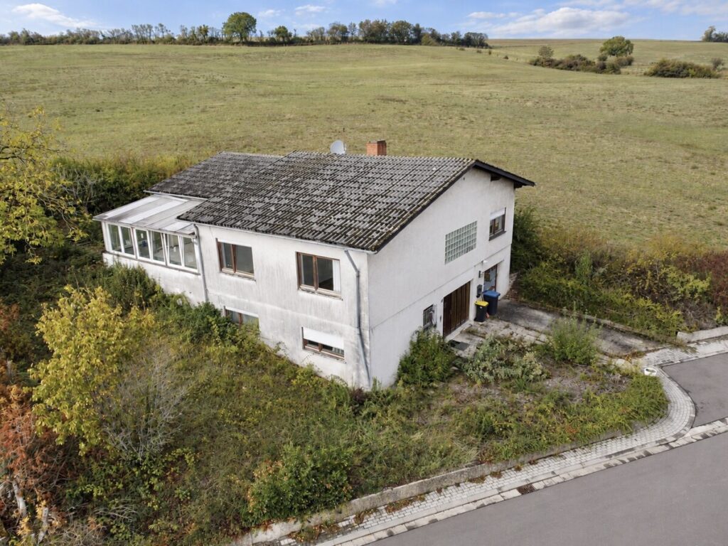 Verwittertes Landhaus am weiten Feld